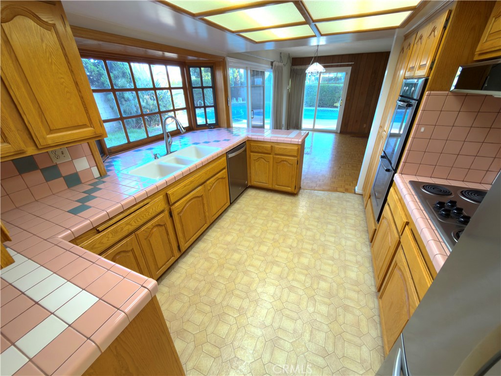 16452 Whittier Lane Property Photo 8