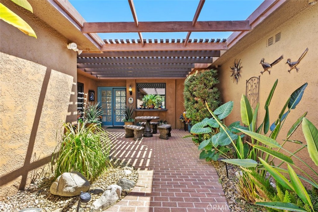 92 La Cerra Property Photo 6