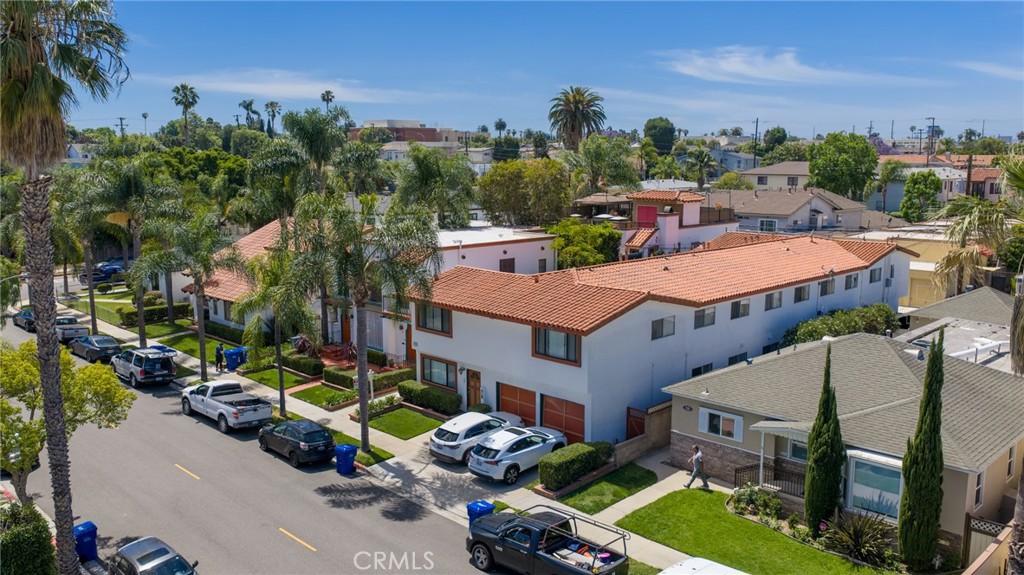 825 Roswell Avenue Property Photo 2