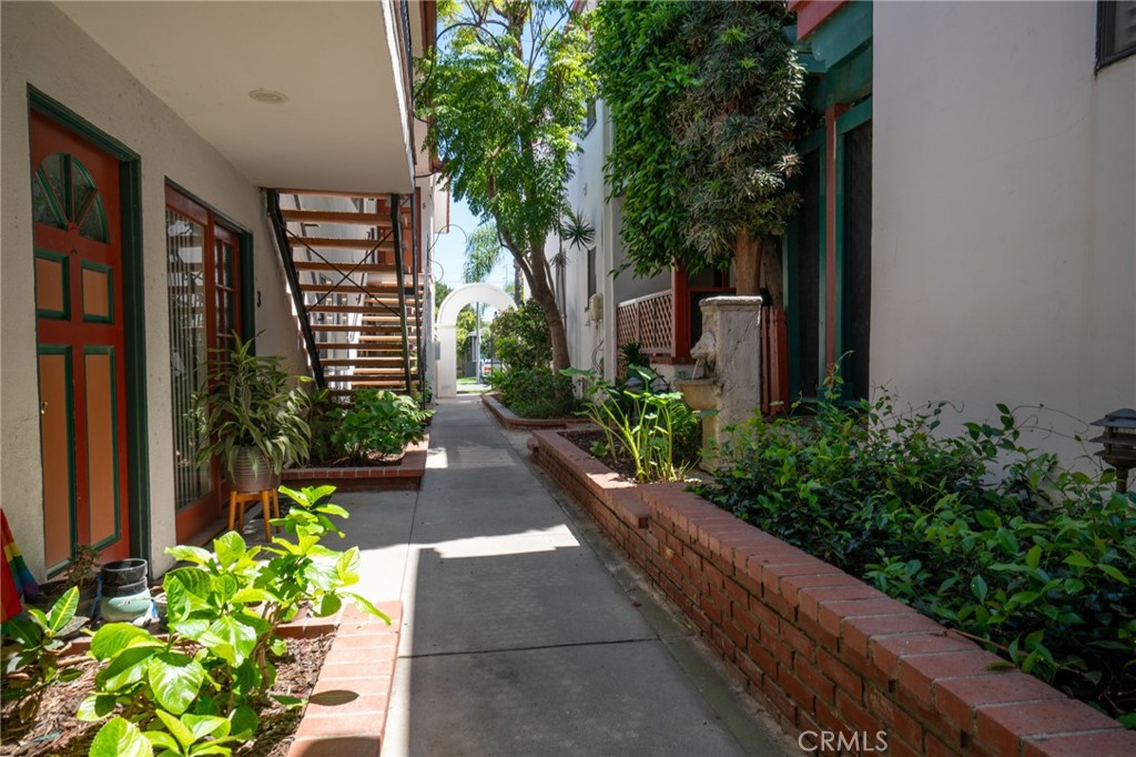 825 Roswell Avenue Property Photo 7