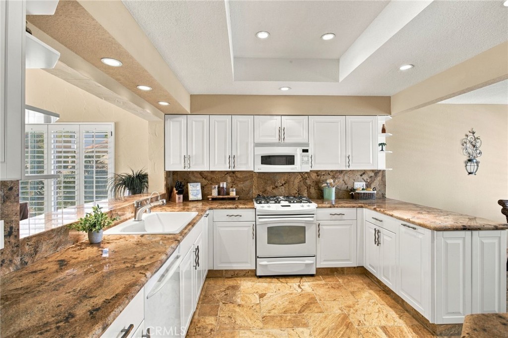 684 Vista Lago Circle N Property Photo 7
