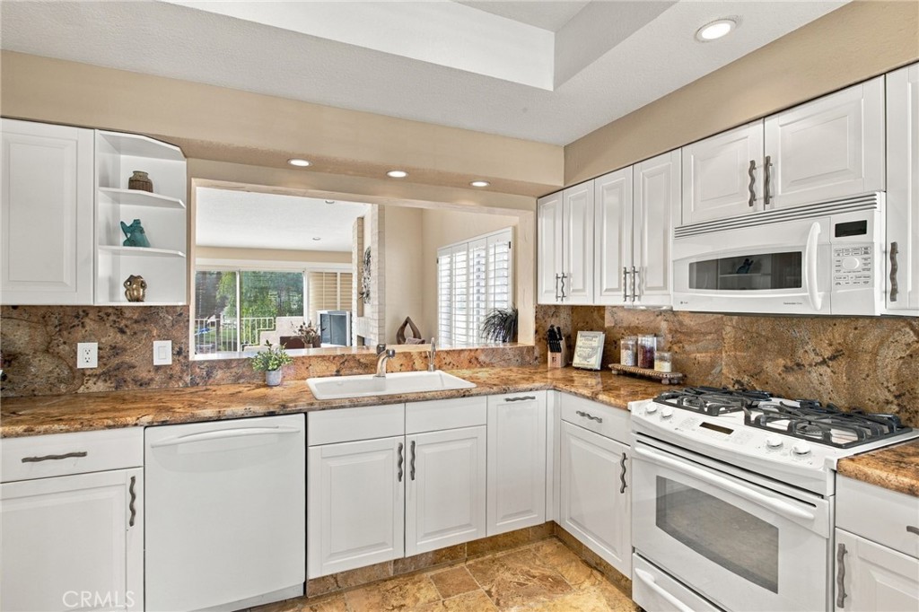 684 Vista Lago Circle N Property Photo 8