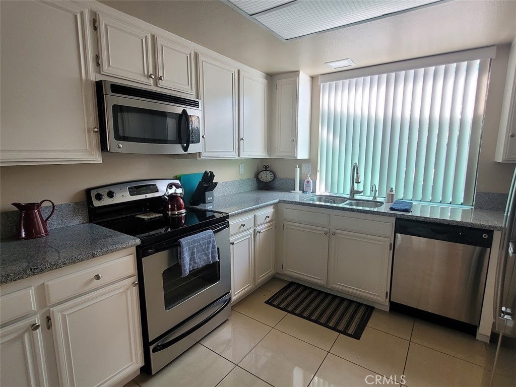 24 Granada Property Photo 10
