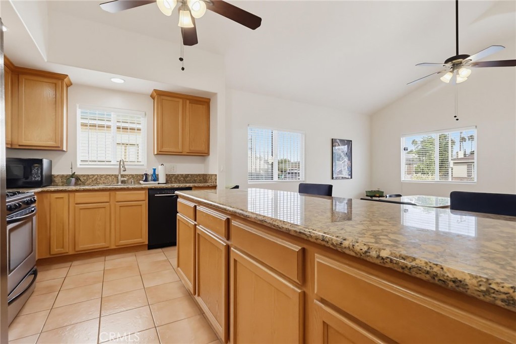 2542 E Madison Street Property Photo 9