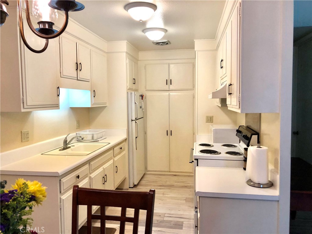 2210 Via Mariposa E D Property Photo 5