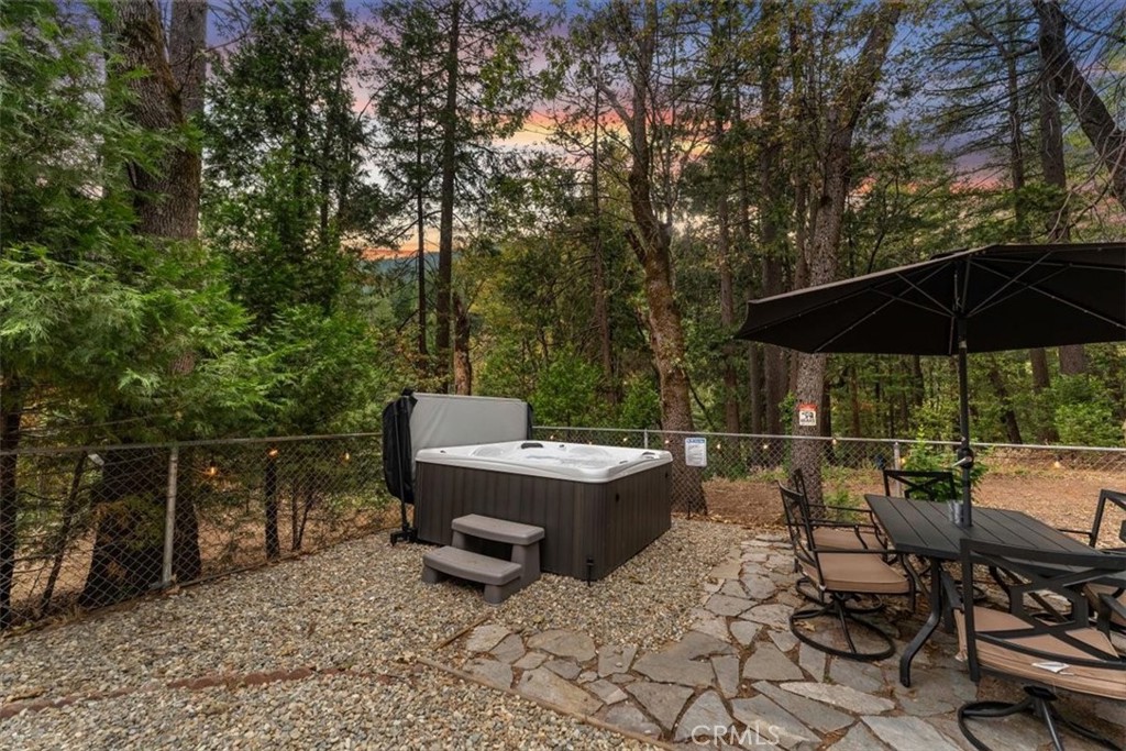 4312 Hemlock Property Photo 6