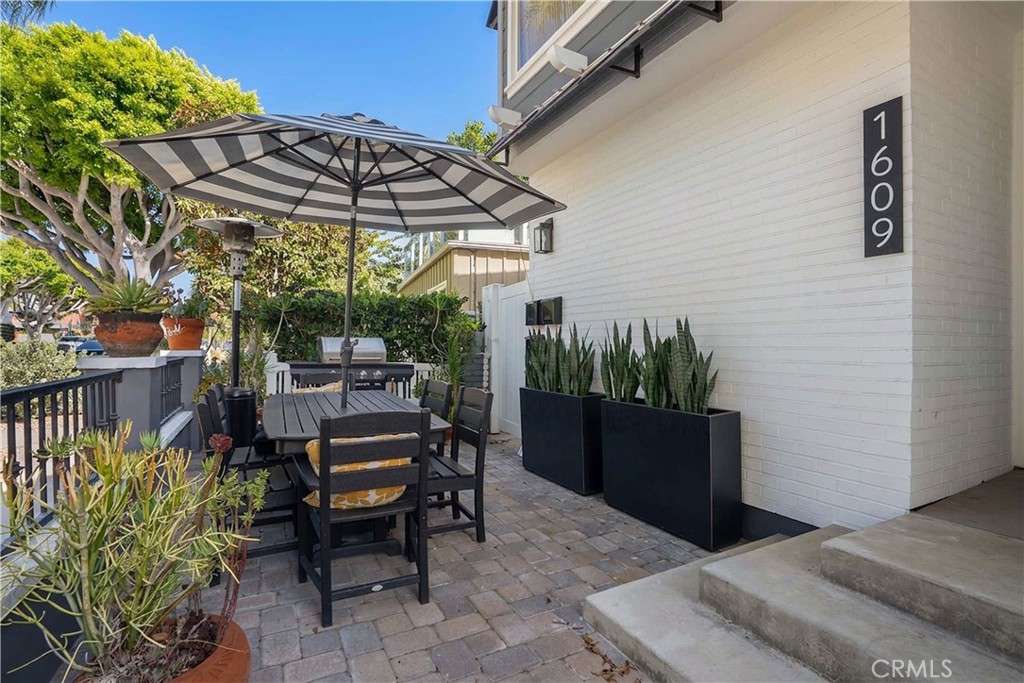 1609 E Balboa Boulevard Property Photo 4