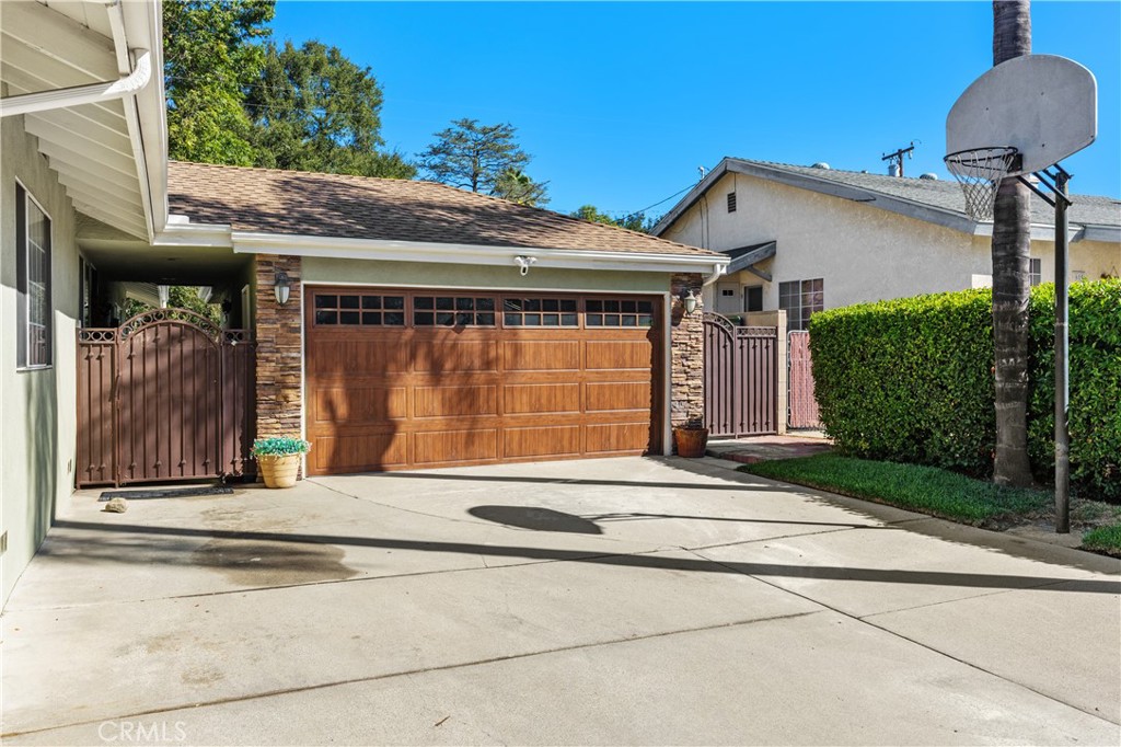 611 E Foothill Blvd Property Photo 8