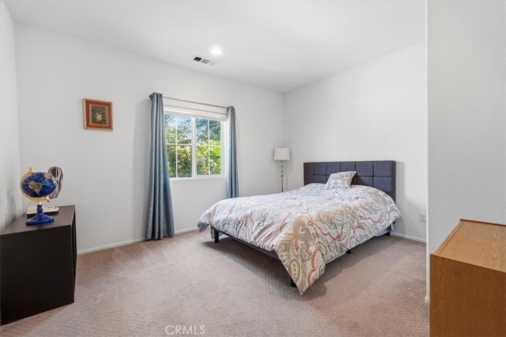 3046 S Plymouth Avenue Property Photo 25
