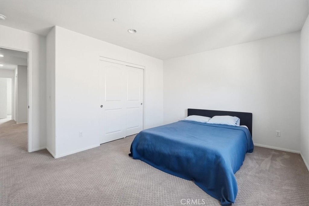 3046 S Plymouth Avenue Property Photo 27