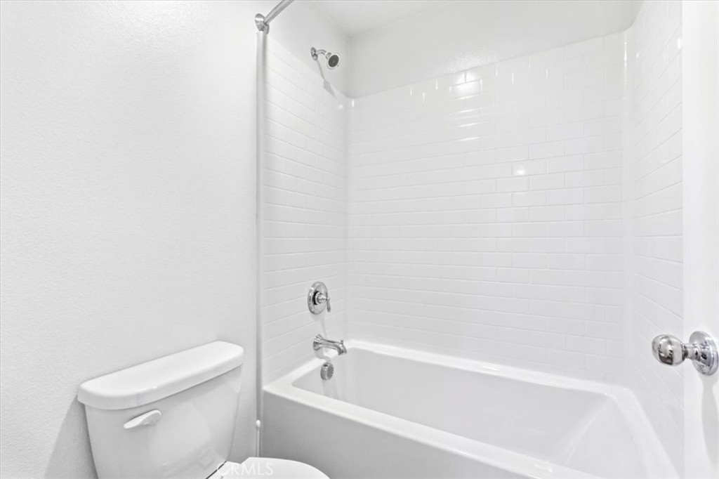 3046 S Plymouth Avenue Property Photo 29