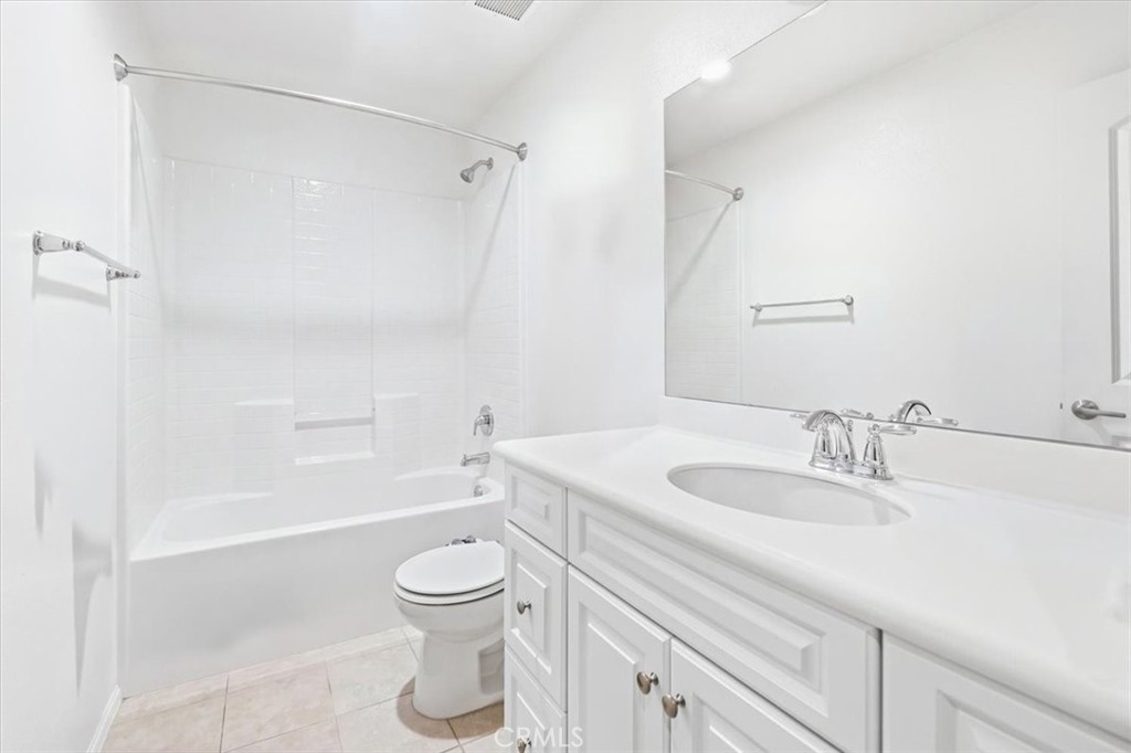 3046 S Plymouth Avenue Property Photo 30