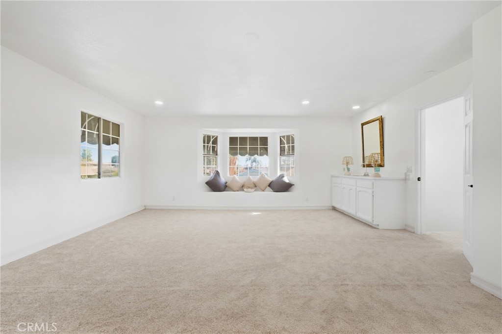 1688 N Shaffer Property Photo 4