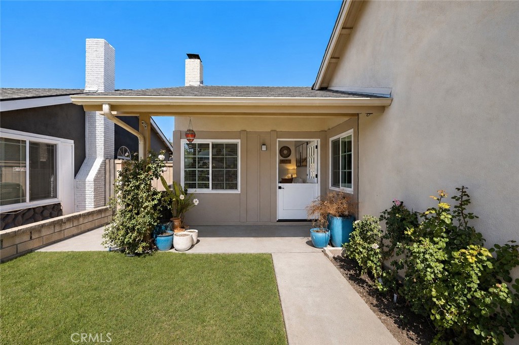 21155 Larchmont Property Photo 1
