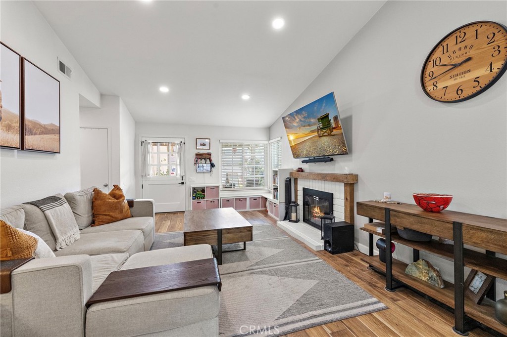 21155 Larchmont Property Photo 6