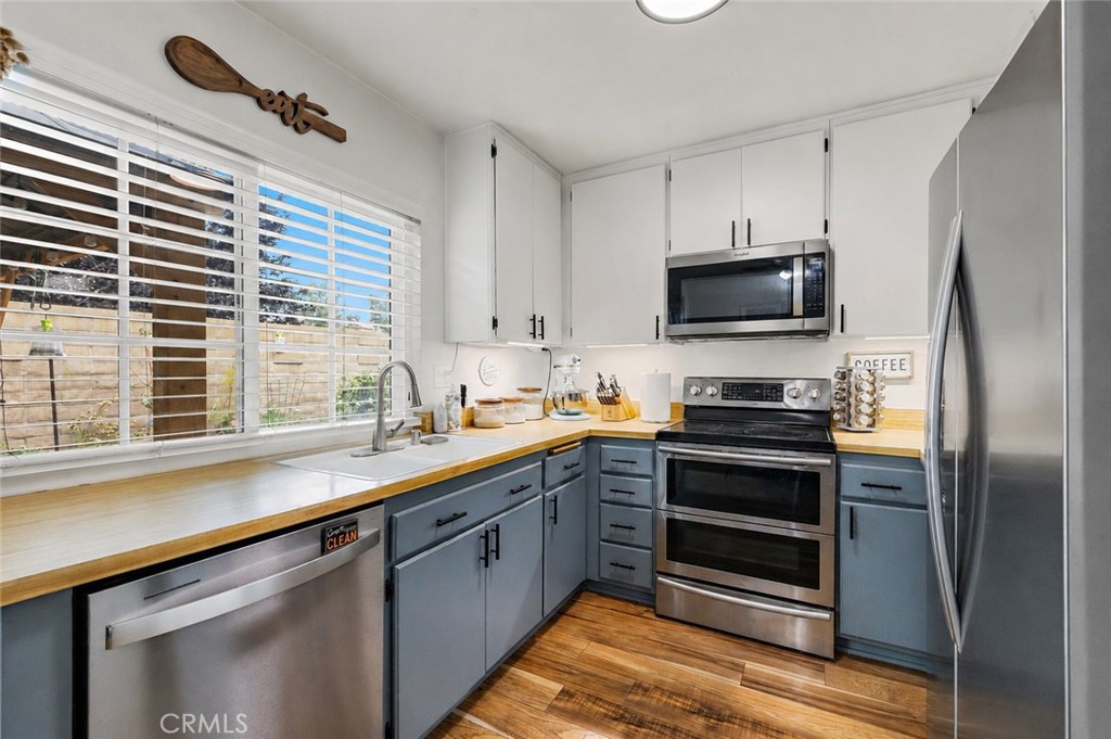 21155 Larchmont Property Photo 11