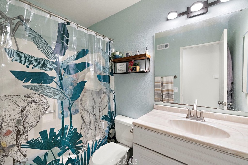 21155 Larchmont Property Photo 15