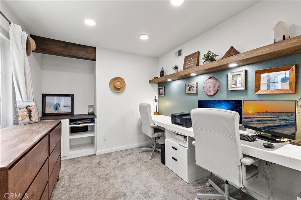 21155 Larchmont Property Photo 20