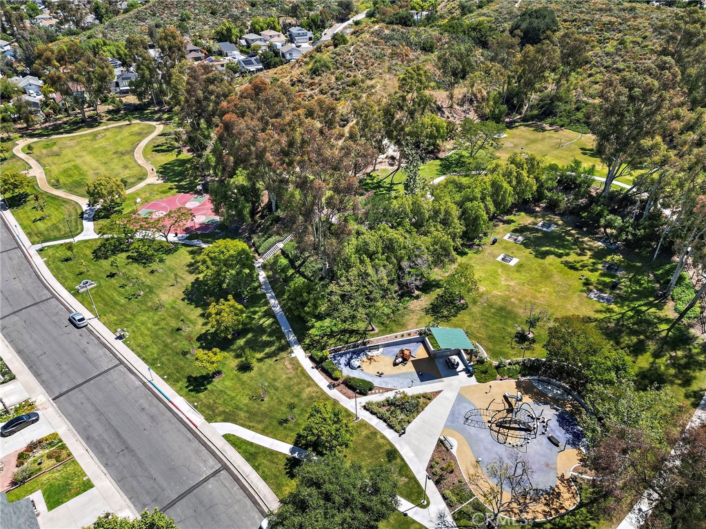 21155 Larchmont Property Photo 23