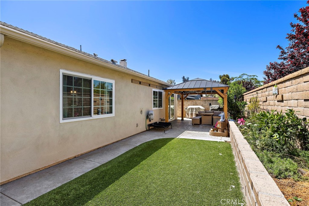 21155 Larchmont Property Photo 26