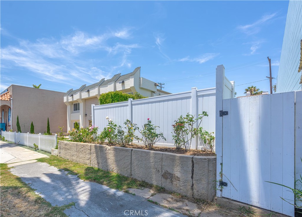 305 17th Property Photo 37