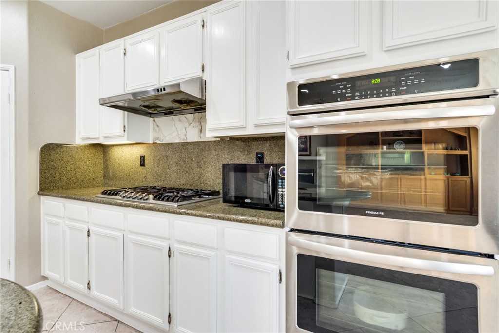 9471 Twin Oaks Pl Property Photo 6