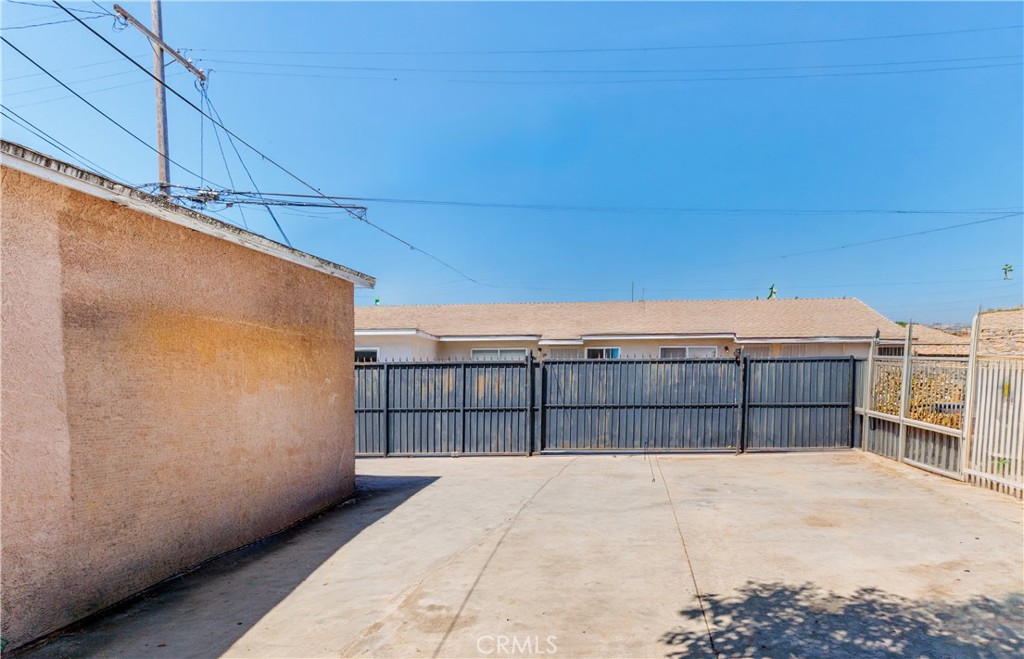 2069 Lewis Property Photo 4