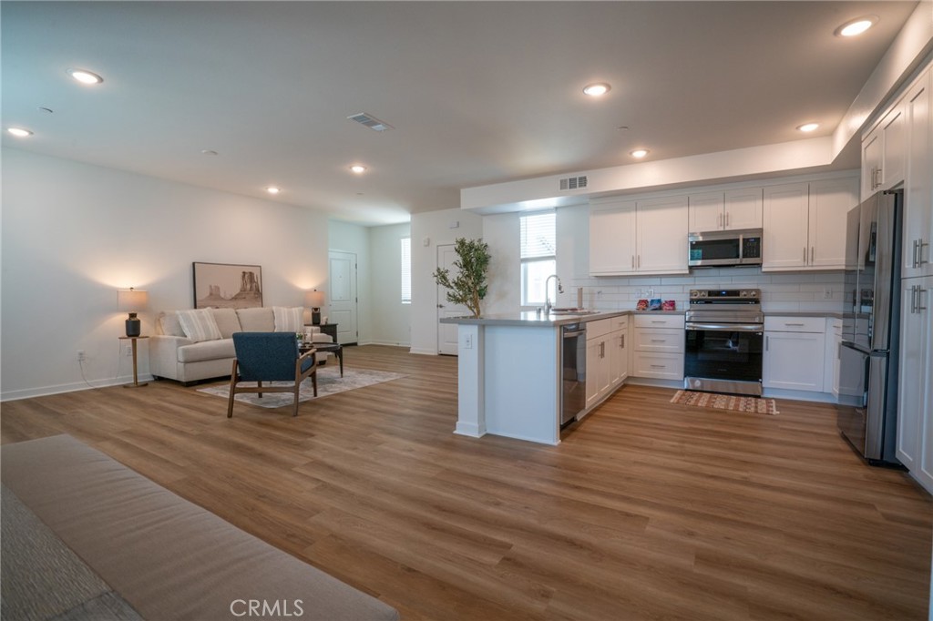 1024 W Romneya Drive Property Photo 10