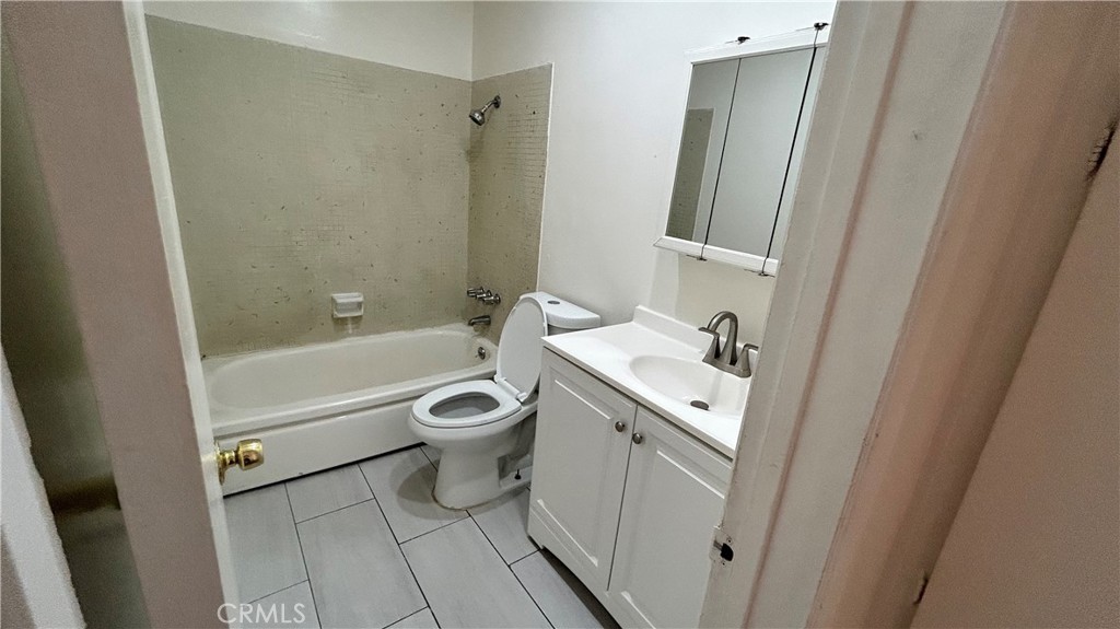 737 E 5th 10 Property Photo 9