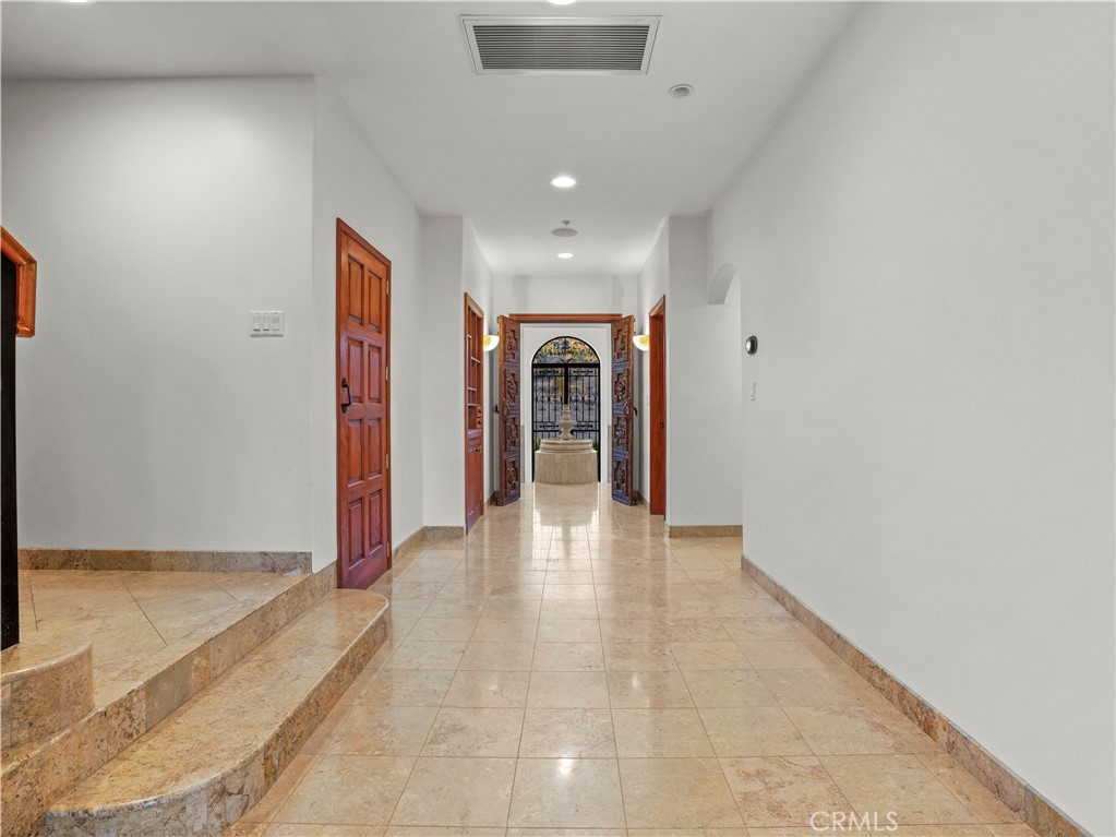 10827 Pacific View Road Property Photo 9