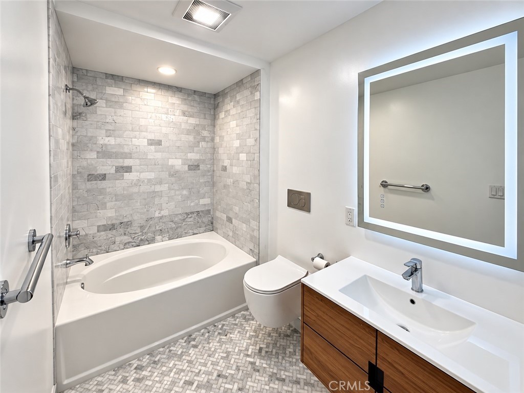 2815 West 60th Street Property Photo 6