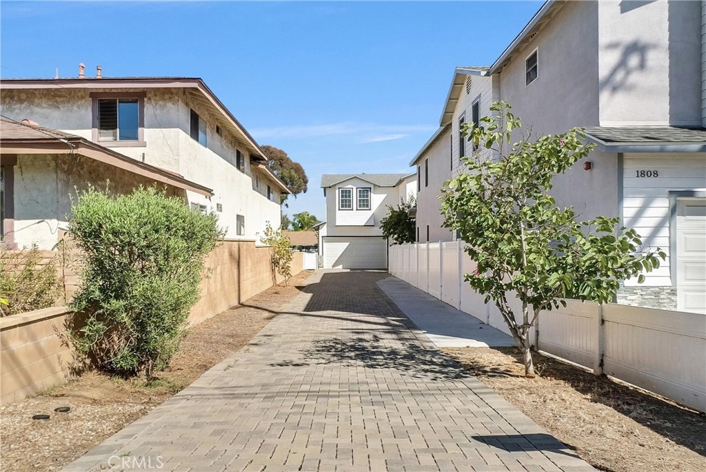 1810 Pomona Property Photo 3