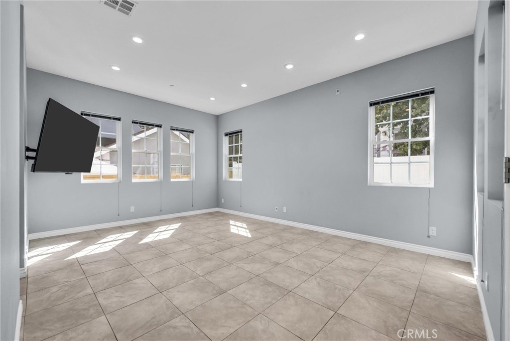 1810 Pomona Property Photo 9
