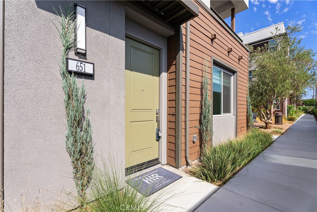 651 S Lyon Street Property Photo 2