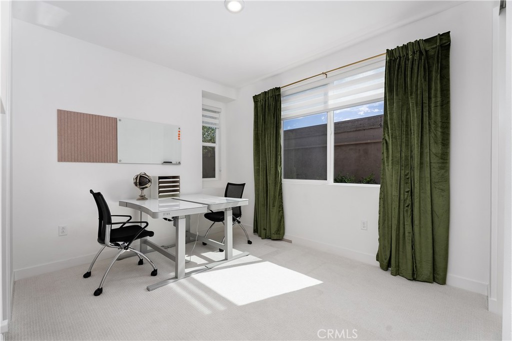 651 S Lyon Street Property Photo 4