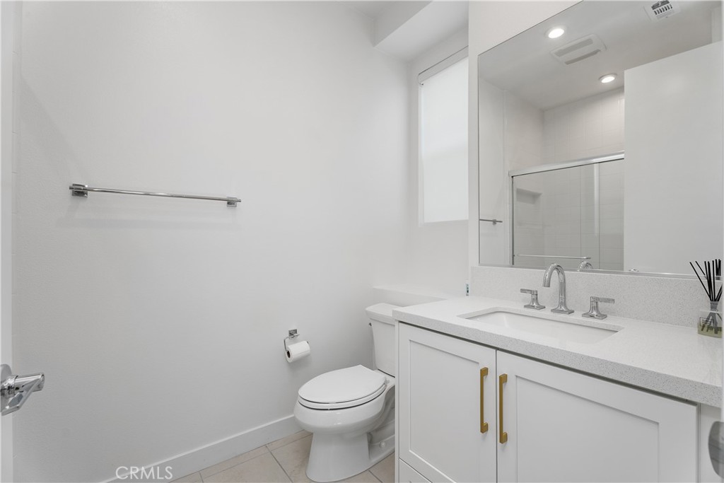 651 S Lyon Street Property Photo 5