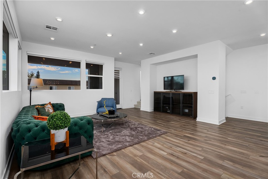 651 S Lyon Street Property Photo 12