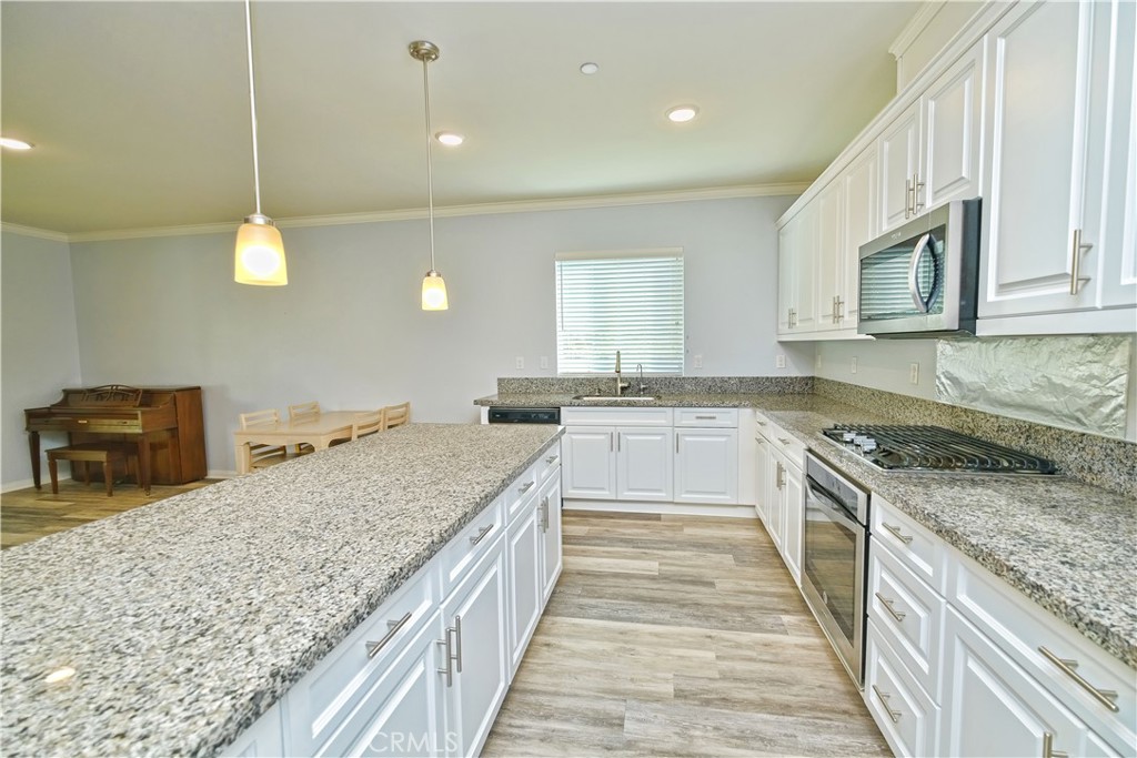 4096 Elderberry Property Photo 5