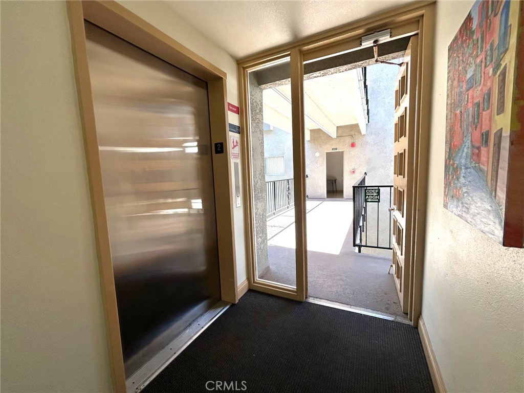 2405 Via Mariposa W 2e Property Photo 10