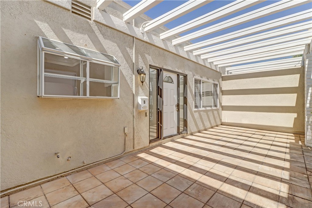 2005 Via Mariposa W B Property Photo 3