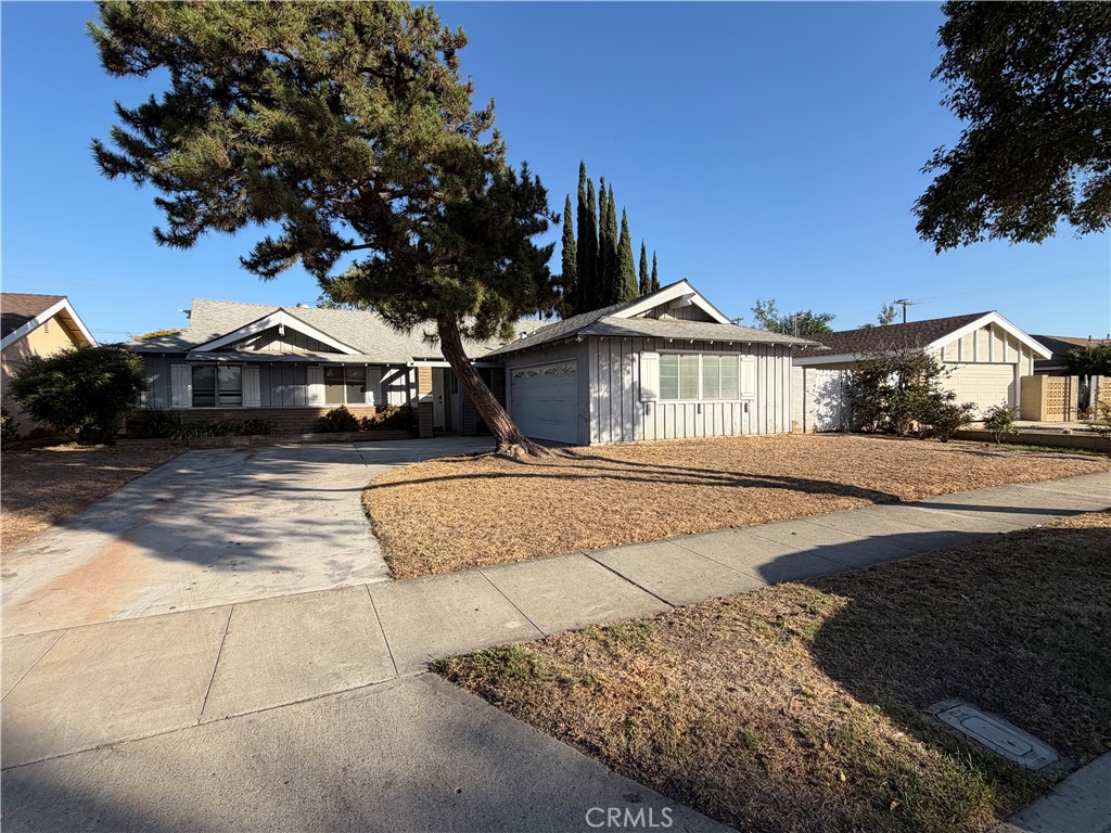 2637 N Fernside Property Photo 1