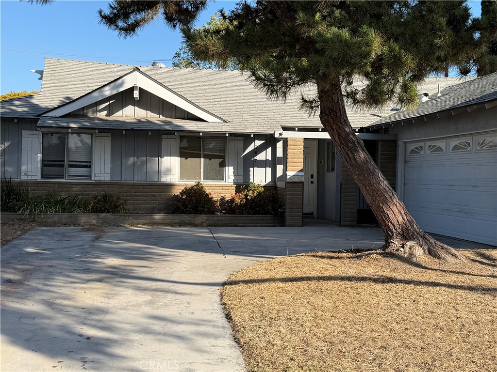 2637 N Fernside Property Photo 2