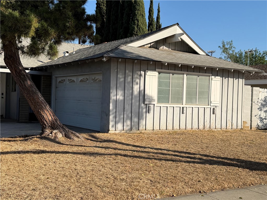 2637 N Fernside Property Photo 3