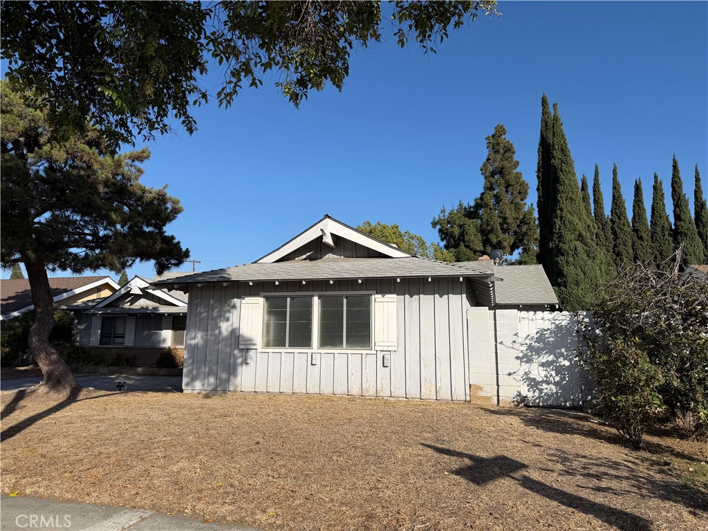 2637 N Fernside Property Photo 4