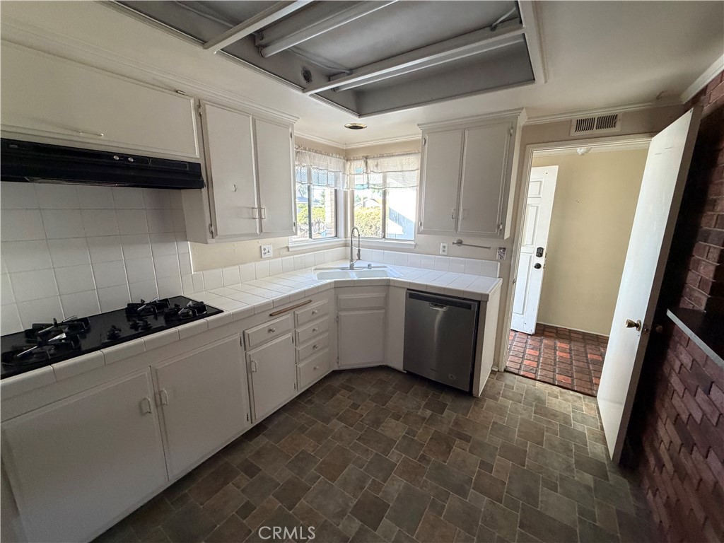 2637 N Fernside Property Photo 8