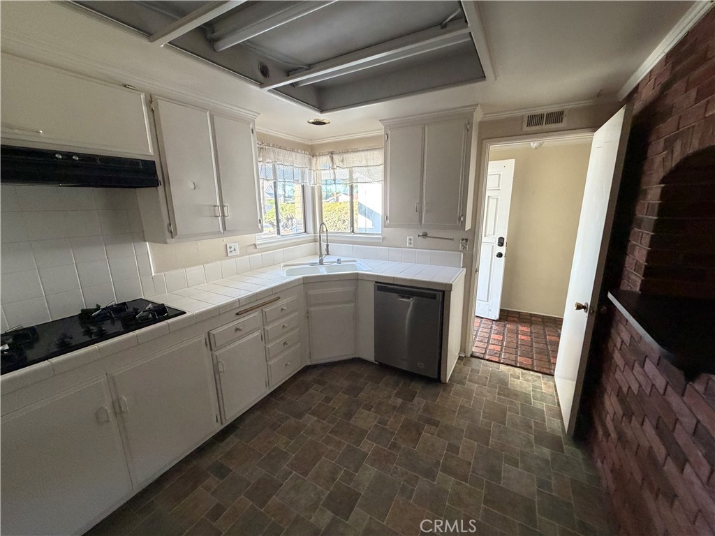 2637 N Fernside Property Photo 11