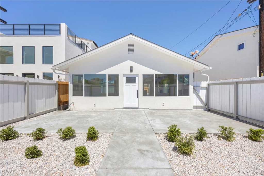 806 W Balboa Boulevard Front Property Photo 2