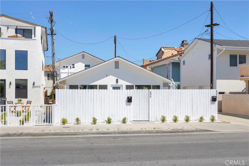 806 W Balboa Boulevard Front Property Photo 3