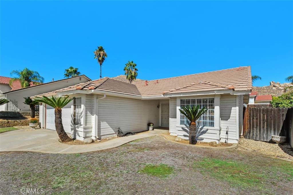 22844 Climbing Rose Property Photo 1