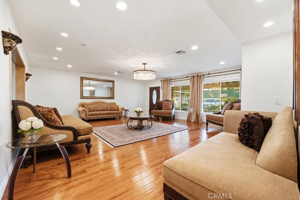 10292 Center Property Photo 6